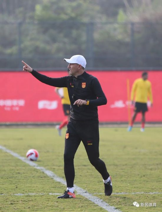 据慢镜头报道称，贝西诺可能会在冬窗被拉齐奥出售。